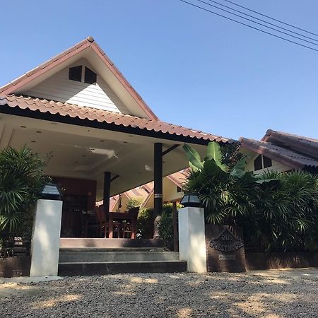 Jim Guesthouse Kanchanaburi City Exteriör bild