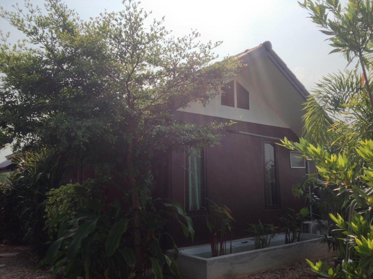 Jim Guesthouse Kanchanaburi City Exteriör bild