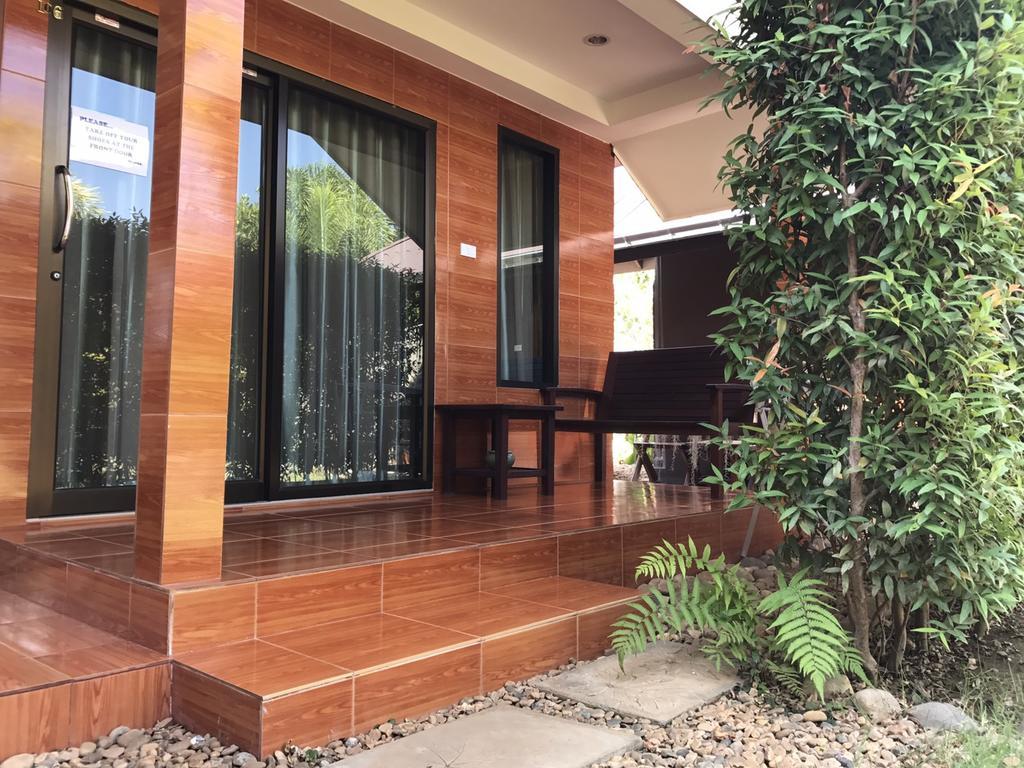 Jim Guesthouse Kanchanaburi City Exteriör bild