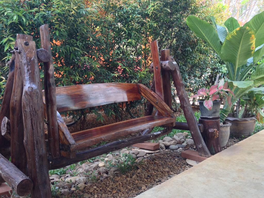 Jim Guesthouse Kanchanaburi City Exteriör bild
