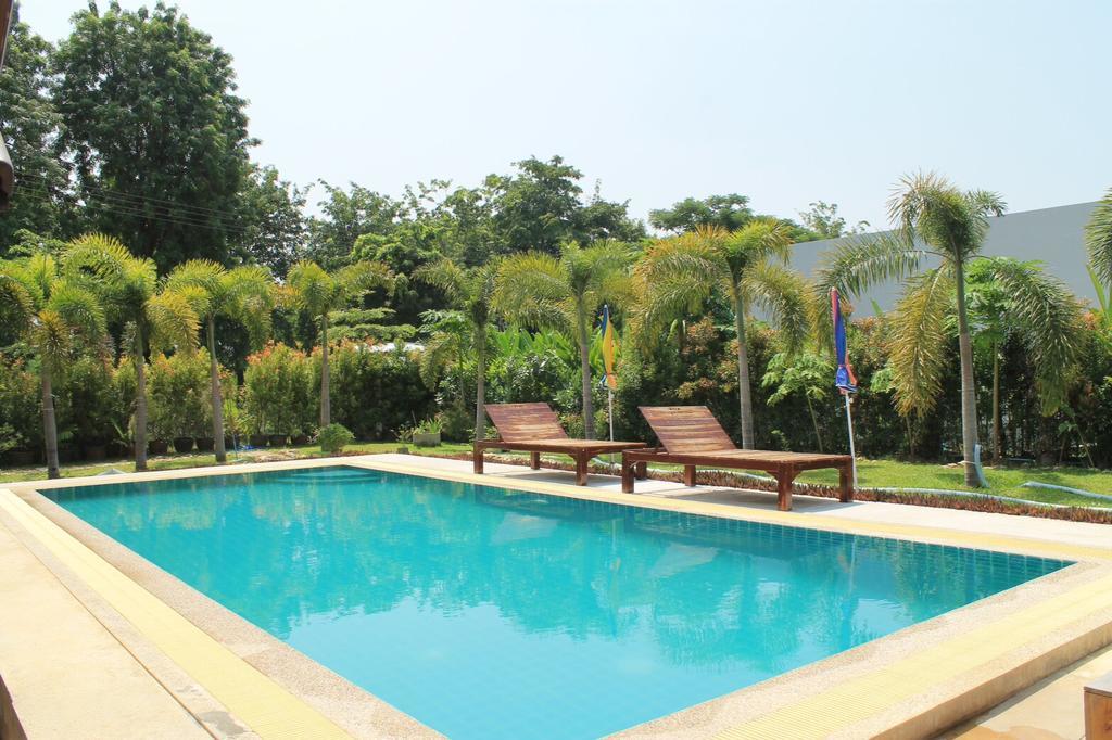 Jim Guesthouse Kanchanaburi City Exteriör bild