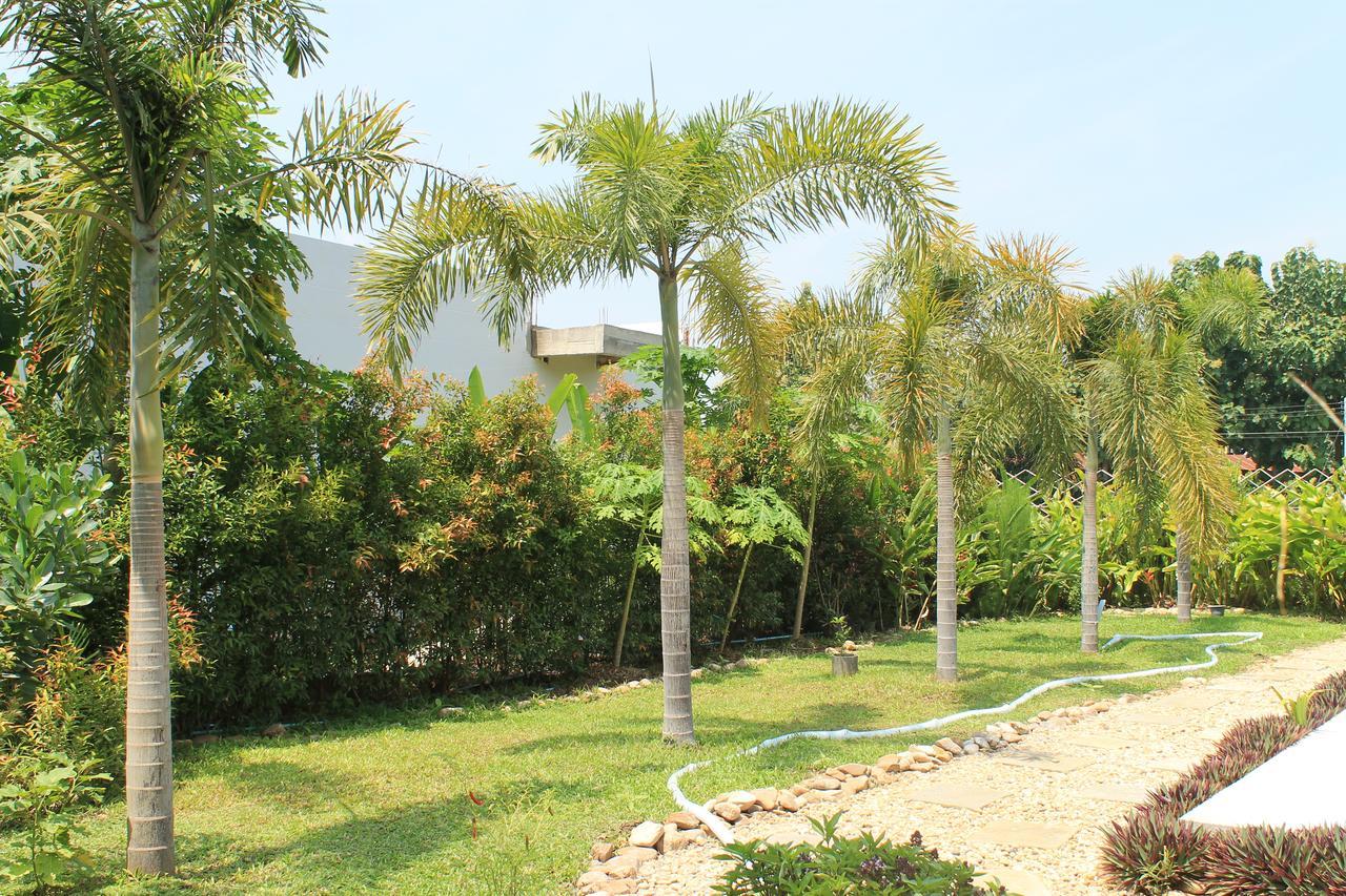 Jim Guesthouse Kanchanaburi City Exteriör bild