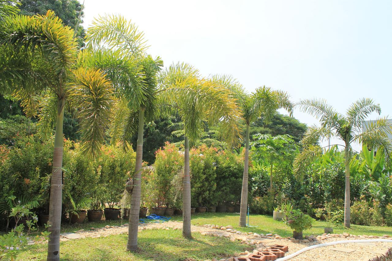 Jim Guesthouse Kanchanaburi City Exteriör bild