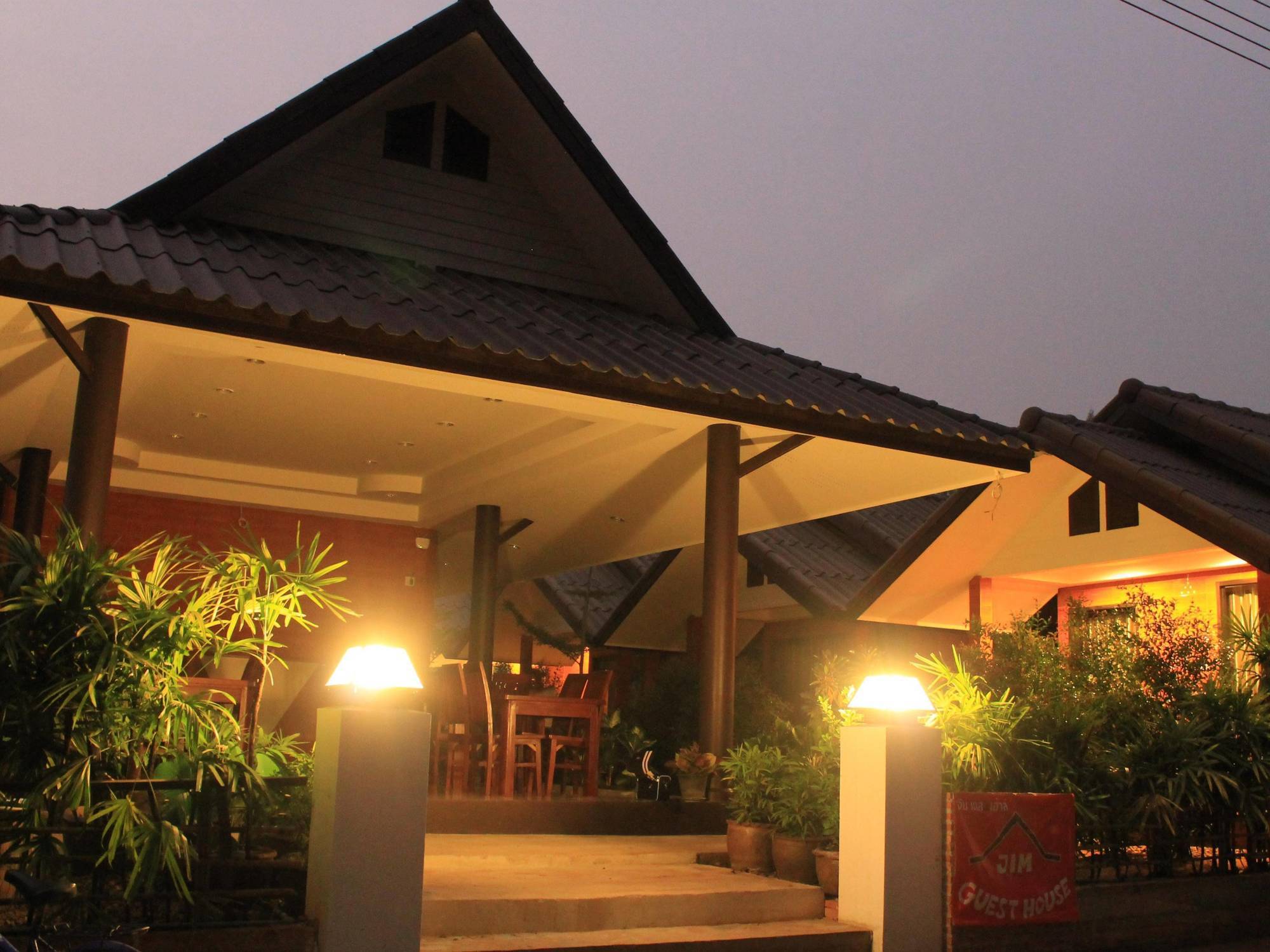 Jim Guesthouse Kanchanaburi City Exteriör bild