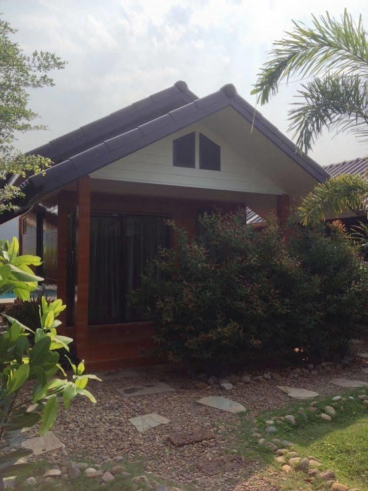 Jim Guesthouse Kanchanaburi City Exteriör bild